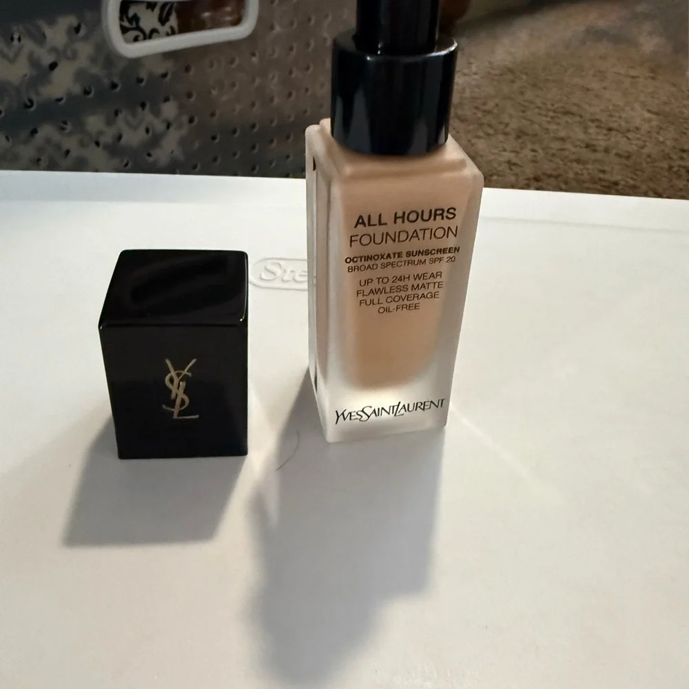 Yves Saint Laurent All Hours Foundation - Warm Beige - Picture 4 of 5